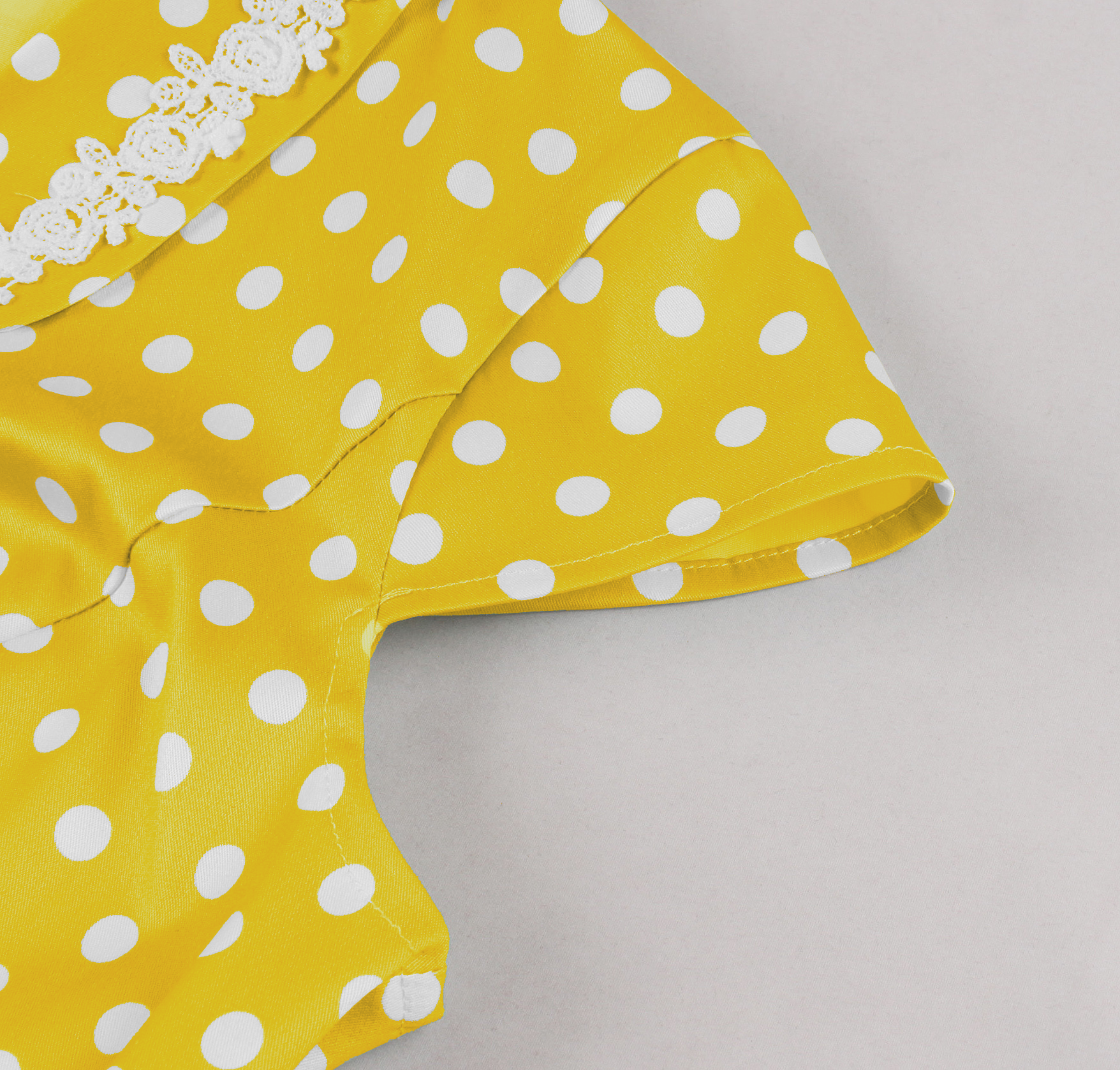 vintage polka dot dress, yellow with white dots, 1950s style, V-neck with lace trim, cap sleeves, gathered bodice, adjustable waist belt, black rectangular buckle, A-line swing skirt, knee length #N23826